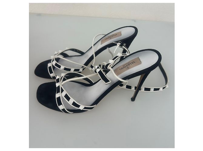 Sandali Valentino Garavani Rockstud in camoscio nero - vista 3