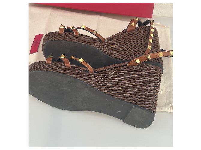 Sandali wedge Rockstud in pelle marrone Valentino Garavani - vista 10