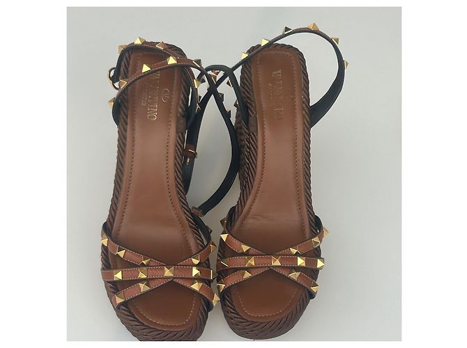 Sandali wedge Rockstud in pelle marrone Valentino Garavani - vista 3