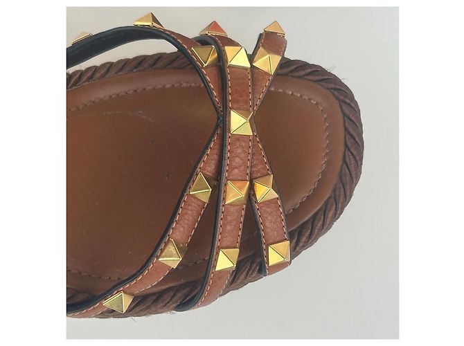 Sandali wedge Rockstud in pelle marrone Valentino Garavani - vista 4
