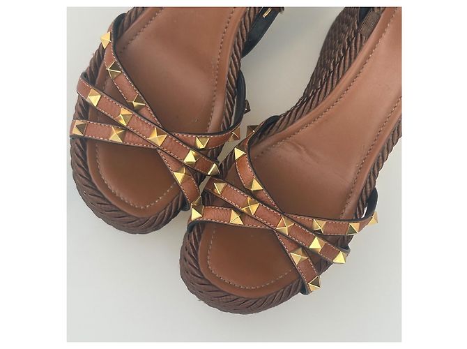 Sandali wedge Rockstud in pelle marrone Valentino Garavani - vista 5