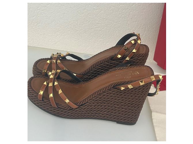 Sandali wedge Rockstud in pelle marrone Valentino Garavani - vista 6