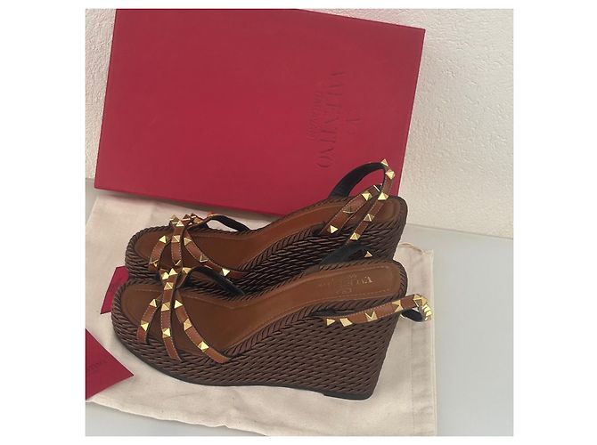 Sandali wedge Rockstud in pelle marrone Valentino Garavani - vista 8