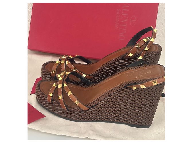Sandali wedge Rockstud in pelle marrone Valentino Garavani - vista 9