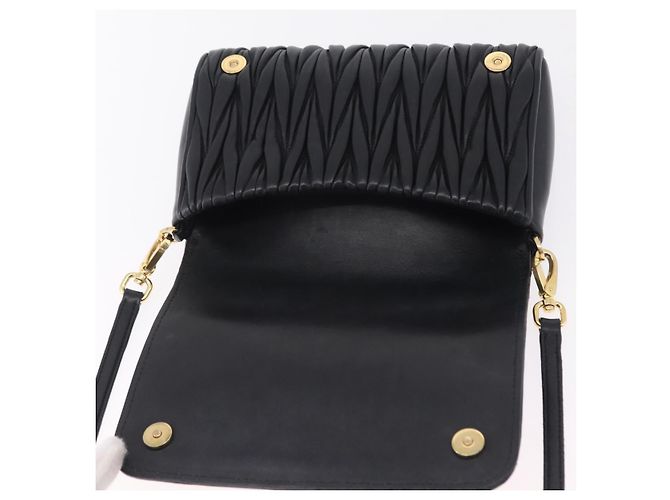 Miu Miu Matelasse Shoulder Bag Leather Black Gold - vista 10