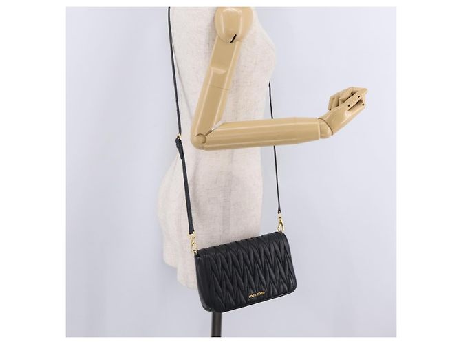 Miu Miu Matelasse Shoulder Bag Leather Black Gold - vista 27