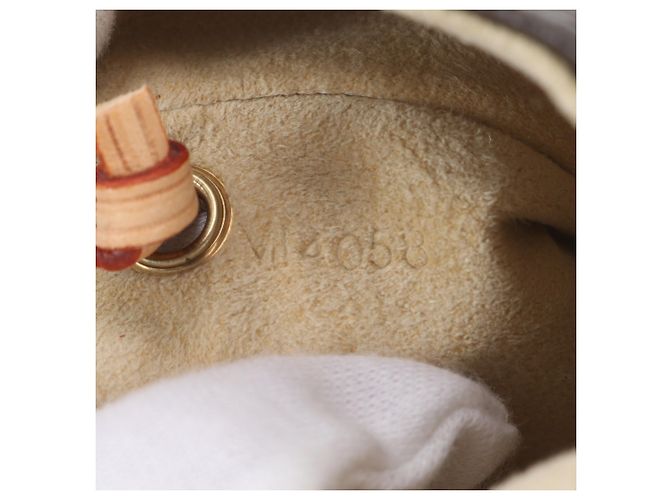 Louis Vuitton Monogram Pochette Cancun - vista 9