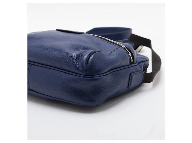 Borsa Louis Vuitton Taiga Outdoor Messenger PM - vista 3