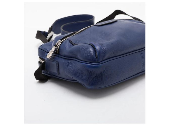 Borsa Louis Vuitton Taiga Outdoor Messenger PM - vista 4