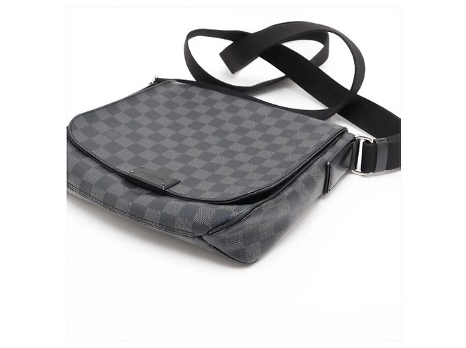Borsa a tracolla Louis Vuitton Damier Graphite District PM - vista 3