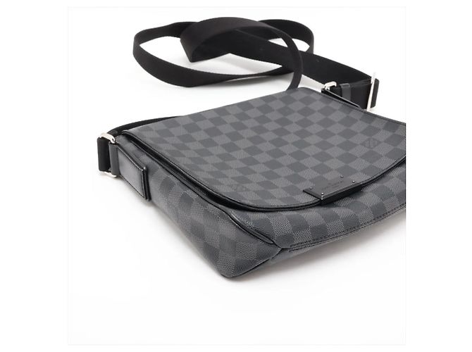Borsa a tracolla Louis Vuitton Damier Graphite District PM - vista 4