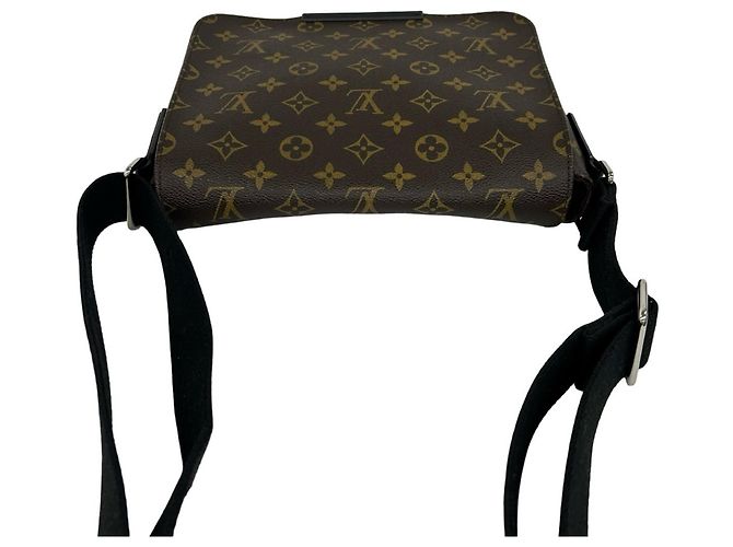 Bolso de hombro Louis Vuitton District PM Monogram Macassar de cuero - vista 3