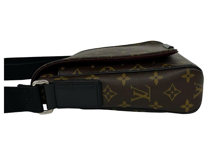 Bolso de hombro Louis Vuitton District PM Monogram Macassar de cuero - vista 4