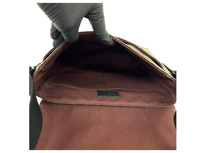 Bolso de hombro Louis Vuitton District PM Monogram Macassar de cuero - vista 8