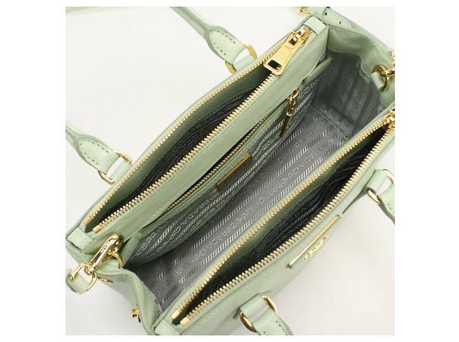 Saco Tote Prada em couro de bezerro verde - vista 3