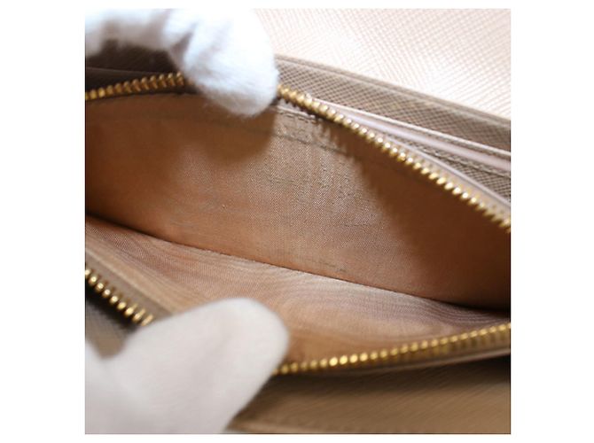 Cartera larga Prada de piel de becerro beige - vista 4