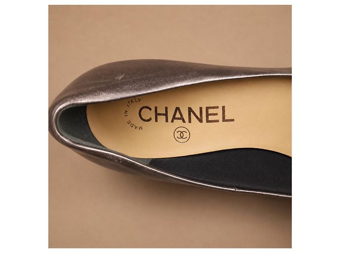 Chanel Décolleté Plateau Pelle Argento Camélia - vista 12