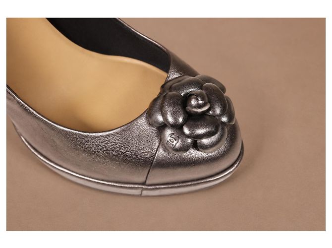 Chanel Décolleté Plateau Pelle Argento Camélia - vista 13