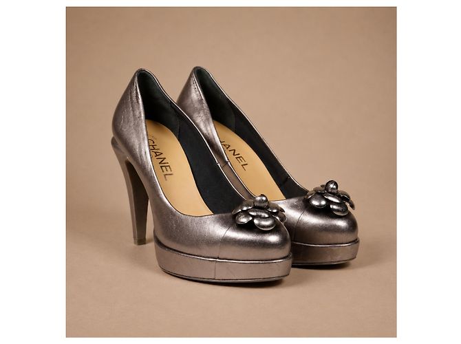 Chanel Décolleté Plateau Pelle Argento Camélia - vista 2