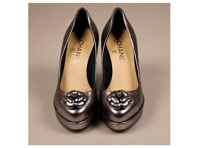 Chanel Décolleté Plateau Pelle Argento Camélia - vista 7