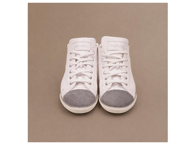 Chanel Sneakers mid-top in pelle bianca - vista 3