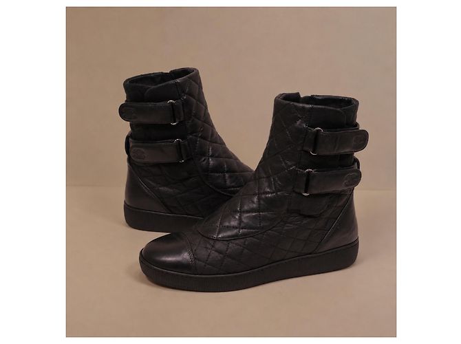 Chanel Botas High-Top em Couro Acolchoado Preto com Dupla Fivela - vista 10