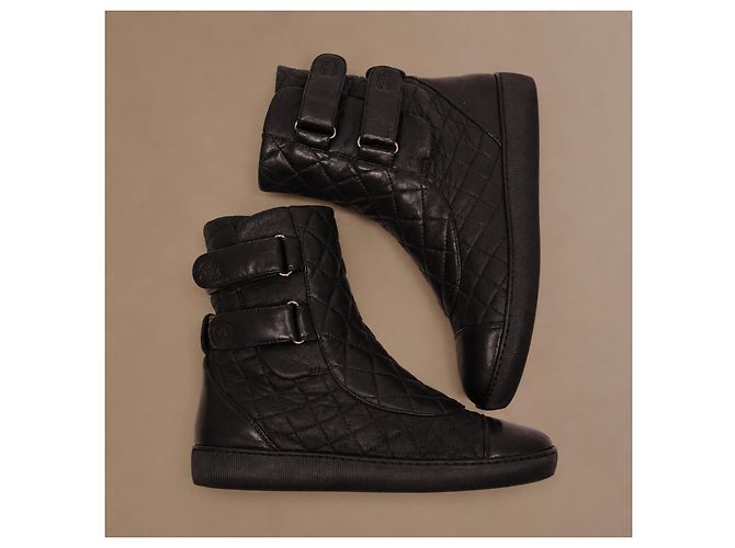 Chanel Botas High-Top em Couro Acolchoado Preto com Dupla Fivela - vista 11