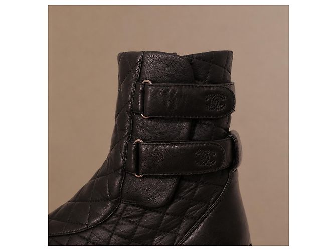 Chanel Botas High-Top em Couro Acolchoado Preto com Dupla Fivela - vista 12