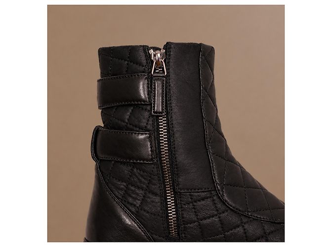 Chanel Botas High-Top em Couro Acolchoado Preto com Dupla Fivela - vista 13