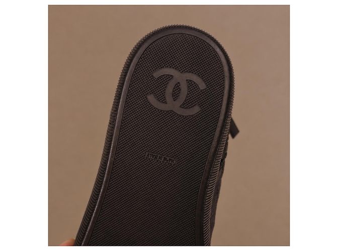 Chanel Botas High-Top em Couro Acolchoado Preto com Dupla Fivela - vista 15