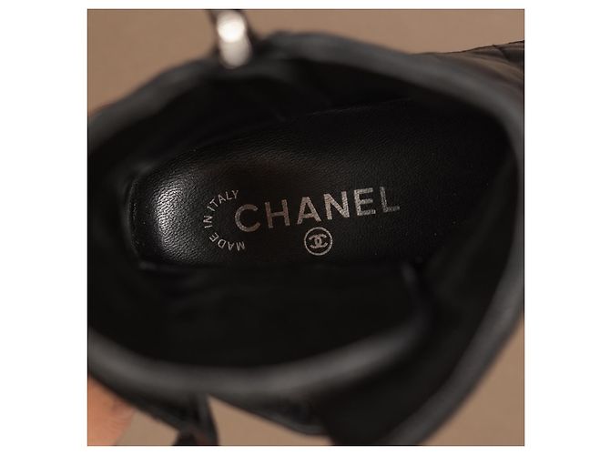Chanel Botas High-Top em Couro Acolchoado Preto com Dupla Fivela - vista 16