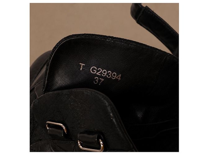 Chanel Botas High-Top em Couro Acolchoado Preto com Dupla Fivela - vista 17
