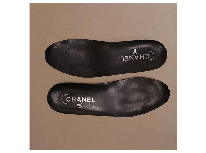 Chanel Botas High-Top em Couro Acolchoado Preto com Dupla Fivela - vista 18