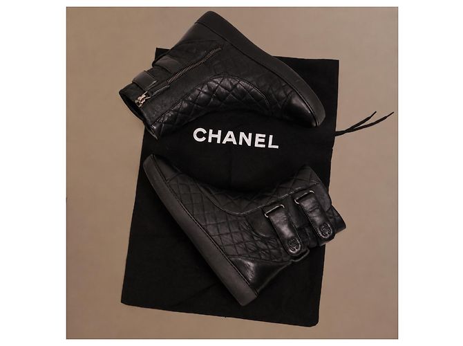 Chanel Botas High-Top em Couro Acolchoado Preto com Dupla Fivela - vista 19