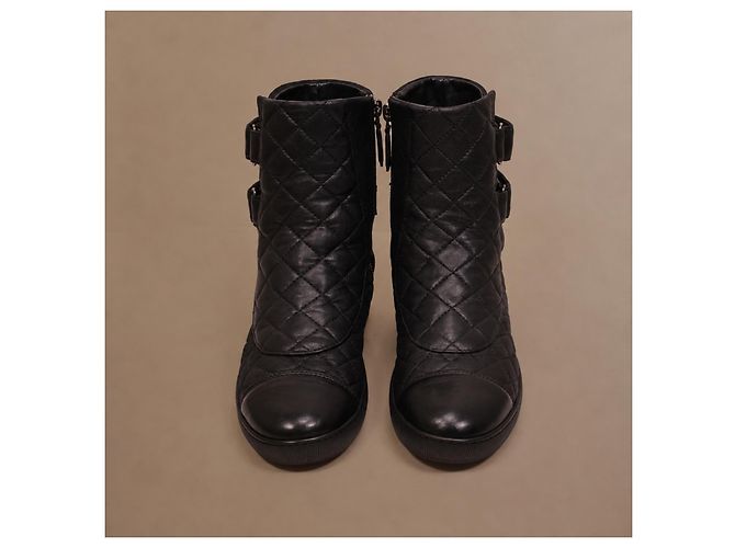 Chanel Botas High-Top em Couro Acolchoado Preto com Dupla Fivela - vista 2