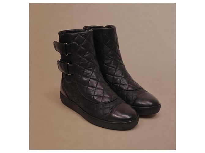 Chanel Botas High-Top em Couro Acolchoado Preto com Dupla Fivela - vista 3