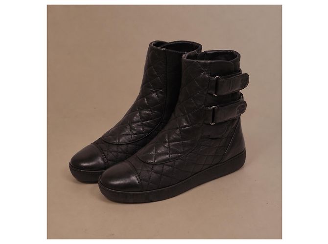 Chanel Botas High-Top em Couro Acolchoado Preto com Dupla Fivela - vista 4