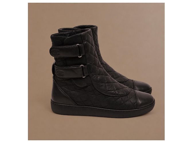 Chanel Botas High-Top em Couro Acolchoado Preto com Dupla Fivela - vista 5