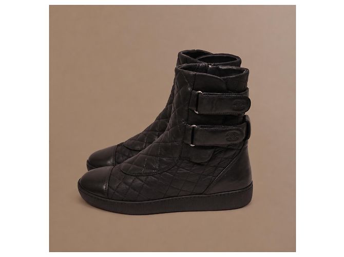 Chanel Botas High-Top em Couro Acolchoado Preto com Dupla Fivela - vista 6