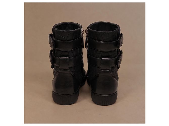 Chanel Botas High-Top em Couro Acolchoado Preto com Dupla Fivela - vista 7