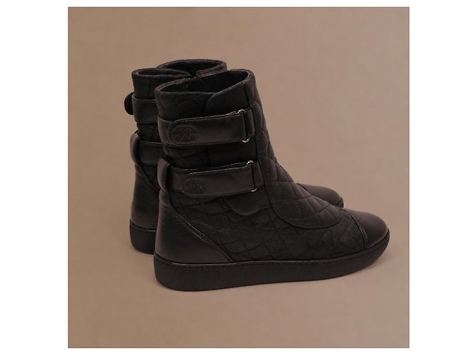 Chanel Botas High-Top em Couro Acolchoado Preto com Dupla Fivela - vista 8