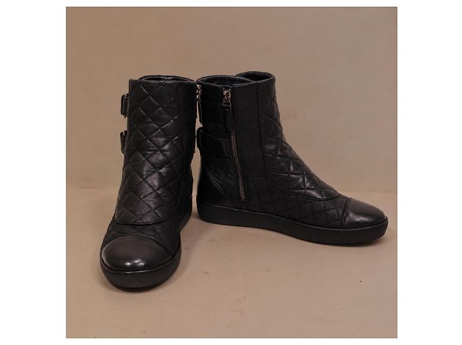 Chanel Botas High-Top em Couro Acolchoado Preto com Dupla Fivela - vista 9