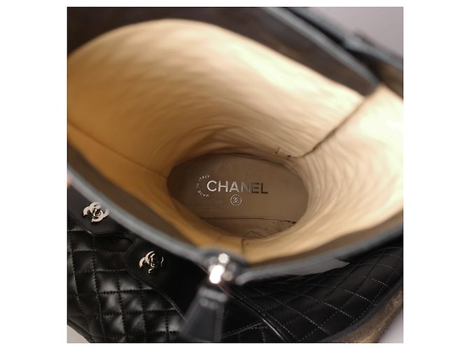 Chanel gesteppte Lederstiefel mit Multi CC-Verschlüssen - Ansicht 17