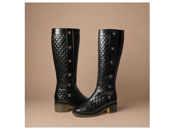 Chanel gesteppte Lederstiefel mit Multi CC-Verschlüssen - Ansicht 2