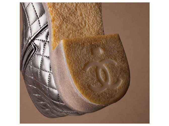 Chanel gesteppte Lederstiefel mit Multi CC-Verschlüssen - Ansicht 9
