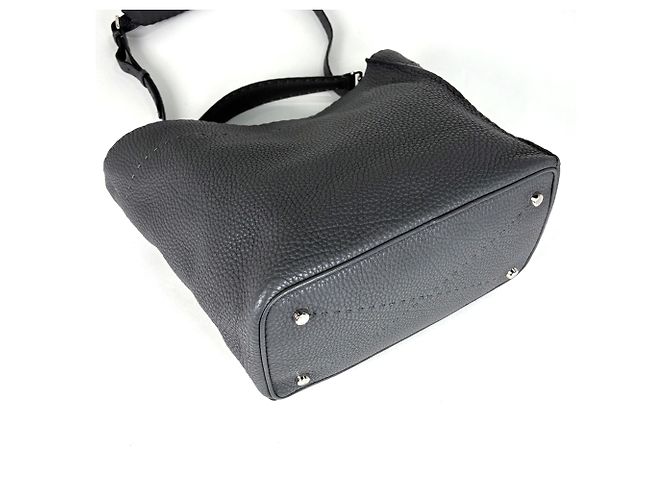 Fendi Schultertasche aus grauem Leder - Ansicht 2