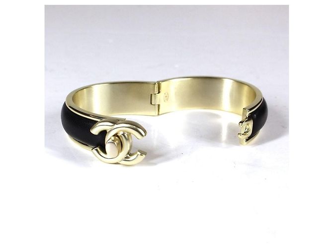 Bracciale cuff Chanel in pelle e metallo dorato - vista 4