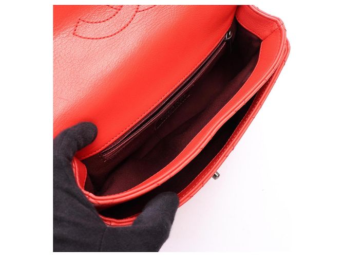 Borsa a tracolla Chanel Matelassé in pelle rossa - vista 3