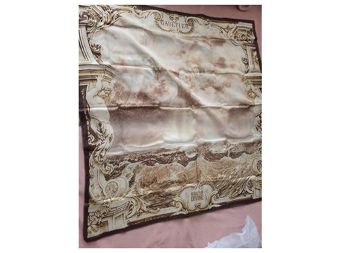 Foulard in seta Jean Paul Gaultier Divine - vista 2