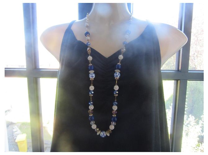 Autre Marque Collier de perles bleu et blanc avec détails dorés - vue 10